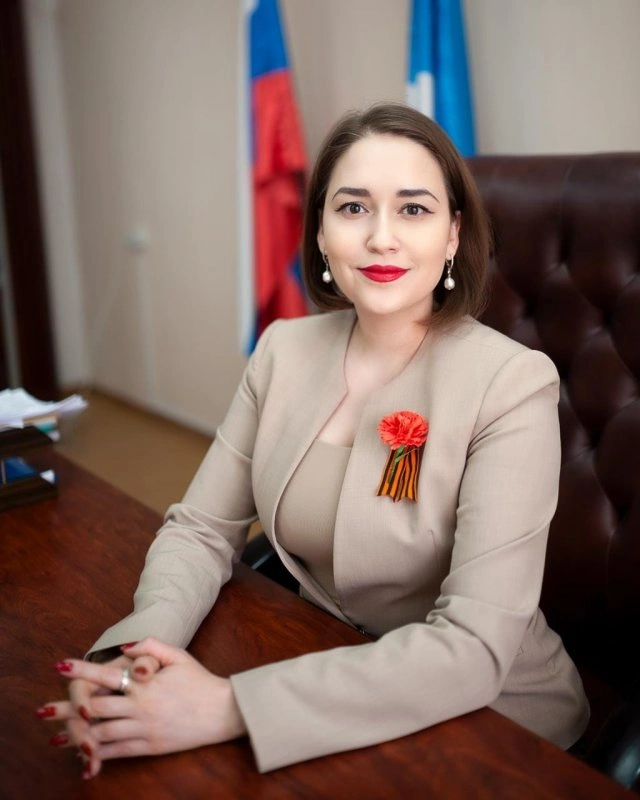 Ірина Високих: чиновниця, яку якутський депутат звинуватив у занадто глибокому декольте (12 фото)