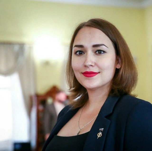 Ірина Високих: чиновниця, яку якутський депутат звинуватив у занадто глибокому декольте (12 фото)