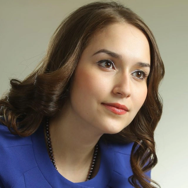 Ірина Високих: чиновниця, яку якутський депутат звинуватив у занадто глибокому декольте (12 фото)