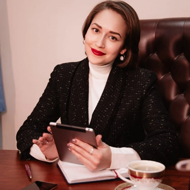 Ірина Високих: чиновниця, яку якутський депутат звинуватив у занадто глибокому декольте (12 фото)