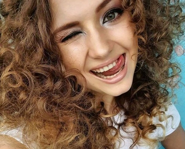 Алена Кулакова, член збірної зі спортивної акробатики, вагітна і продає місця хрещених батьків за iPhone (16 фото)