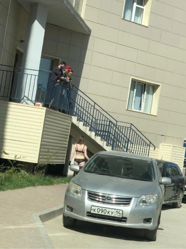 У Якутську стриптизерки залишилися без роботи і стали кур'єрами в піцерію (8 фото)