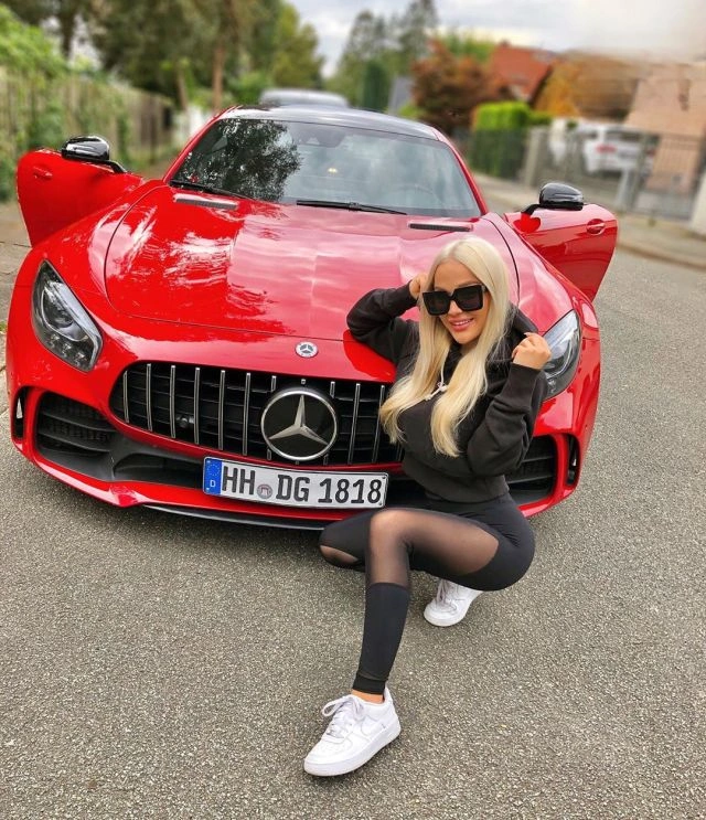 Гламурна блогерка з Німеччини Еммі Расс зняла відео на поліцейській машині і потрапила на допит (15 фото) – фото 9