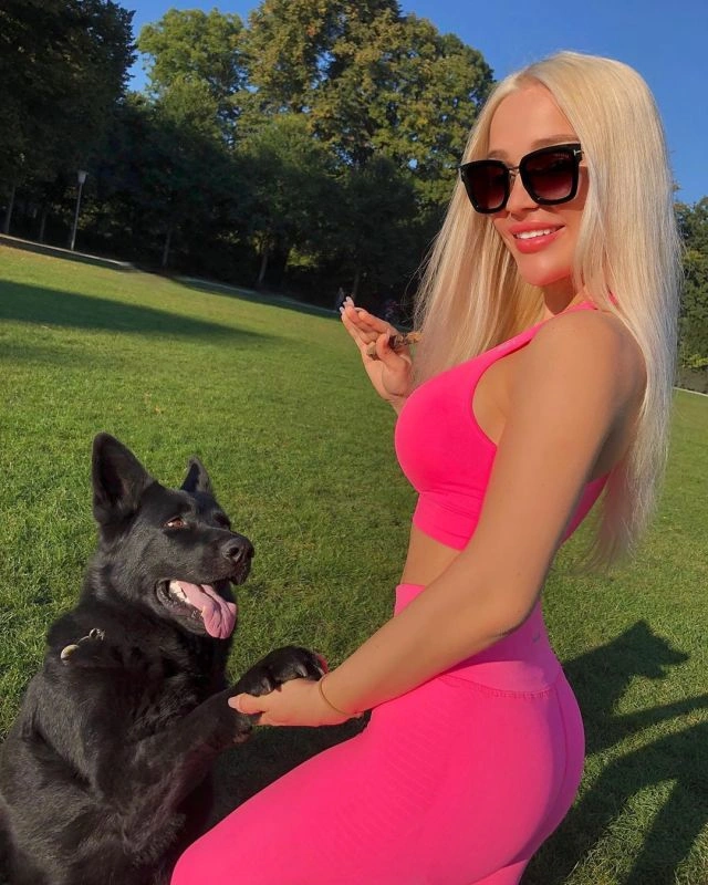 Гламурна блогерка з Німеччини Еммі Расс зняла відео на поліцейській машині і потрапила на допит (15 фото) – фото 13