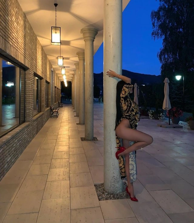 Сукні з високими розрізами. Частина 8 (20 фото) – фото 15