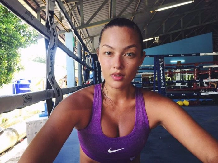 Модель і боєць муай тай Мія Кан знялася для журналу Sports Illustrated (11 фото) – фото 11
