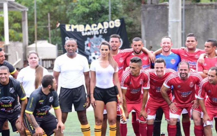 Асистентка футбольного арбітра Деніз Буено стала зіркою матчу завдяки мокрій майці (3 фото) – фото 3