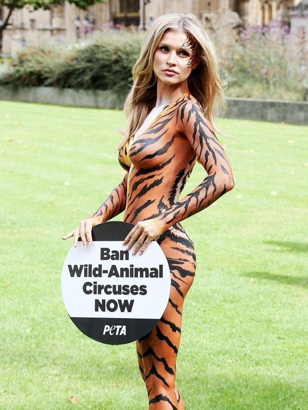 Модель Джоанна Крупа знялася в оголеній фотосесії на підтримку тигрів (9 фото) – фото 6