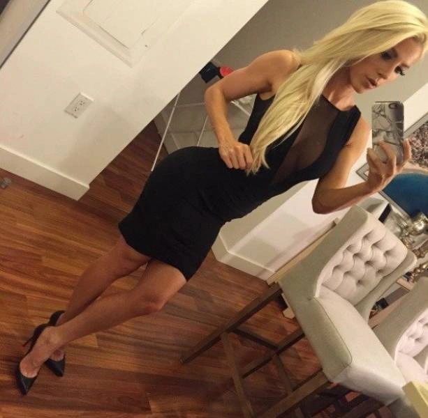 Дівчата у сітчастому одязі (27 фото)