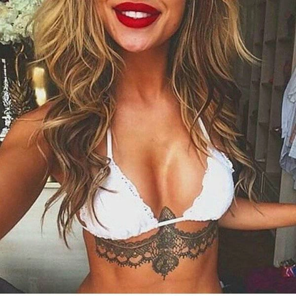 Татуювання під жіночими грудьми (29 фото)