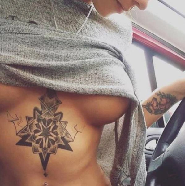 Татуювання під жіночими грудьми (29 фото) – фото 10