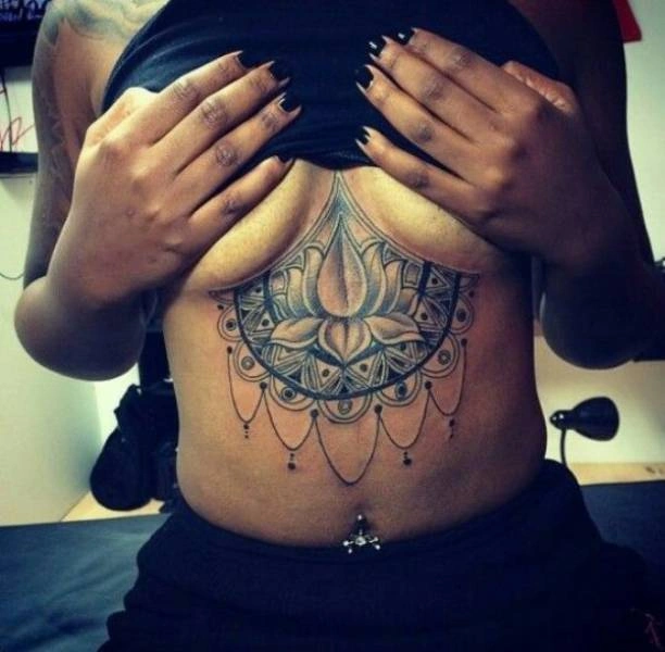 Татуювання під жіночими грудьми (29 фото) – фото 18