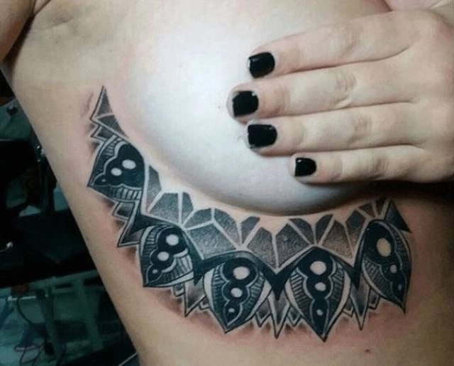 Татуювання під жіночими грудьми (29 фото) – фото 23