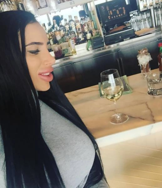 Дівчина перенесла 100 операцій, щоб стати "ідеалом" (22 фото)