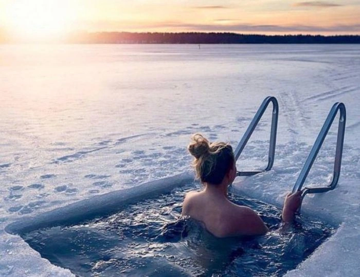 Хрещенське купання православних красунь (39 фото)