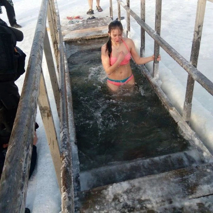 Хрещенське купання православних красунь (39 фото) – фото 9
