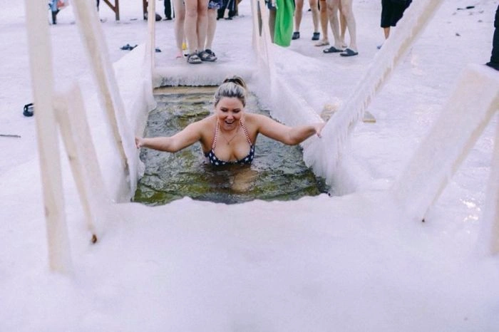 Хрещенське купання православних красунь (39 фото) – фото 11