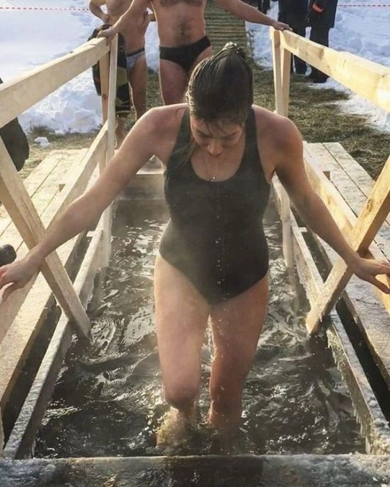 Хрещенське купання православних красунь (39 фото) – фото 20