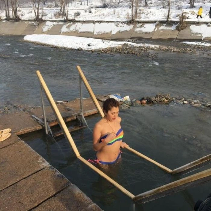 Хрещенське купання православних красунь (39 фото) – фото 21