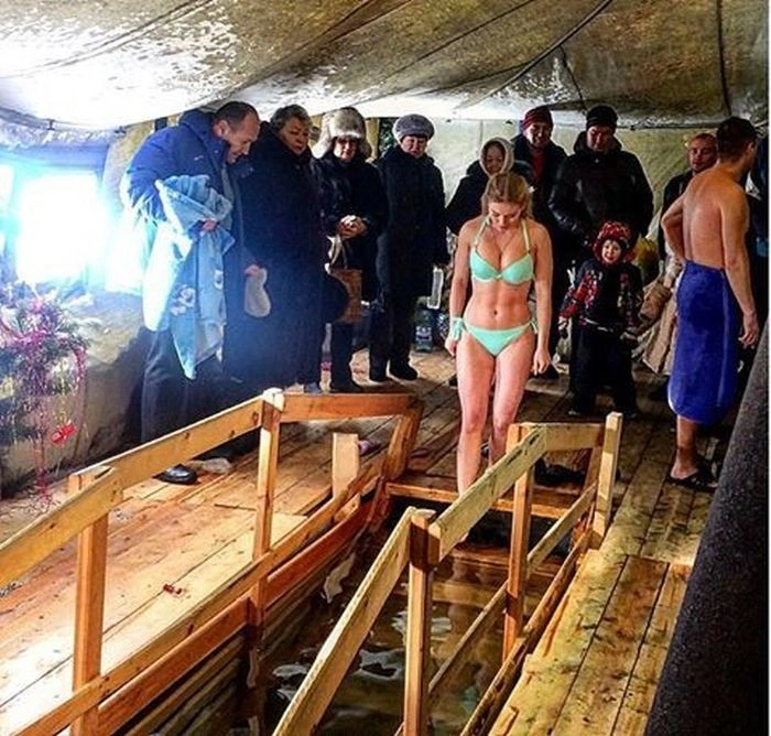 Хрещенське купання православних красунь (39 фото) – фото 27