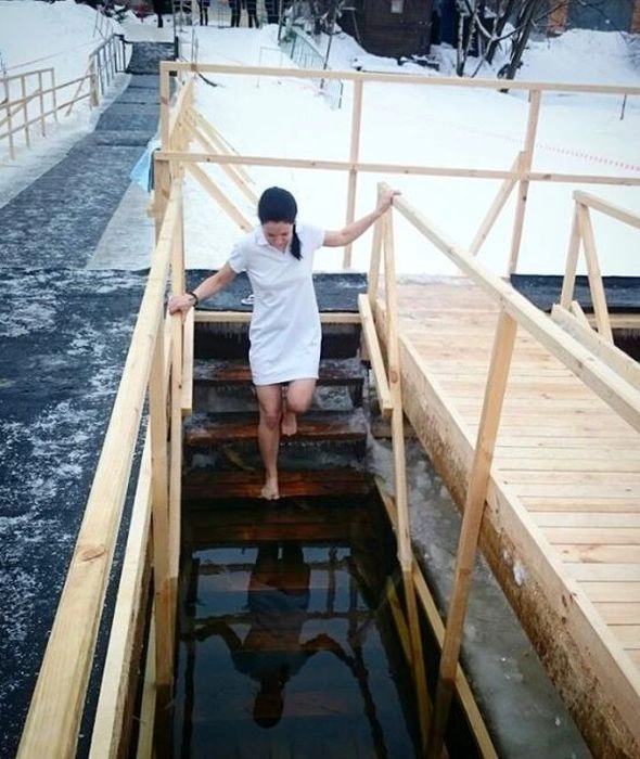 Хрещенське купання православних красунь (39 фото) – фото 28