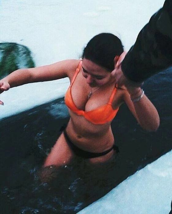 Хрещенське купання православних красунь (39 фото) – фото 39