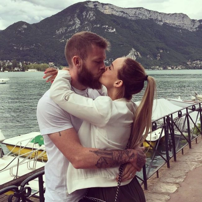 Кріс Йонасдоттір - чудова дружина капітана збірної Ісландії Арона Гуннарссона (11 фото) – фото 5