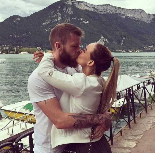 Кріс Йонасдоттір - чудова дружина капітана збірної Ісландії Арона Гуннарссона (11 фото) – фото 10