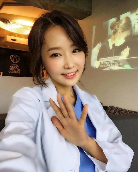 Вгадайте вік цієї дівчини (13 фото) – фото 1