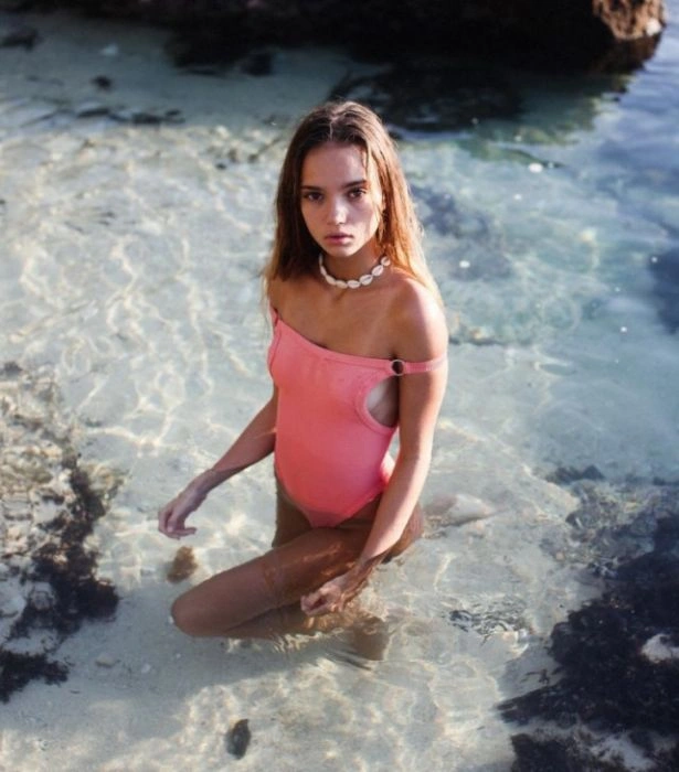 Чарівні дівчата в купальниках (32 фото) – фото 11