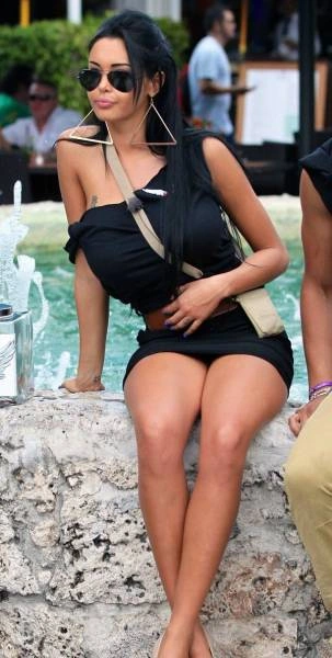 Гарні дівчата фотографуються на вулиці (42 фото) – фото 9