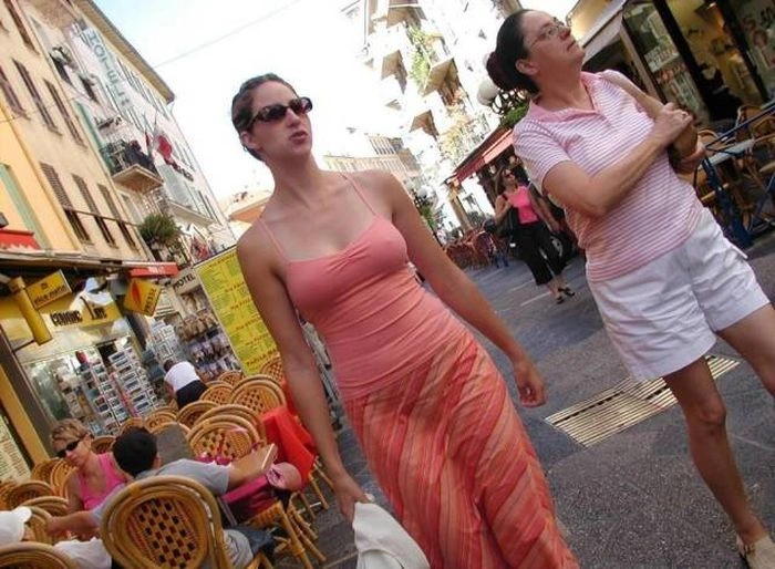 Гарні дівчата фотографуються на вулиці (42 фото) – фото 12