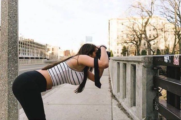 Гарні дівчата фотографуються на вулиці (42 фото) – фото 18