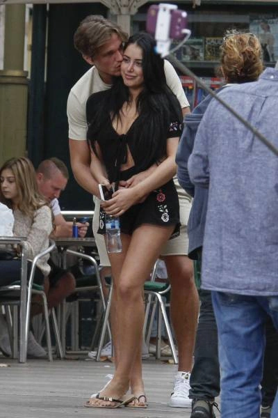 Гарні дівчата фотографуються на вулиці (42 фото) – фото 23