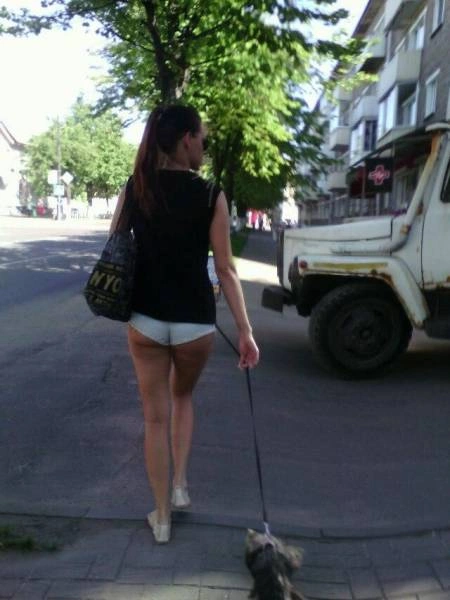 Гарні дівчата фотографуються на вулиці (42 фото) – фото 24