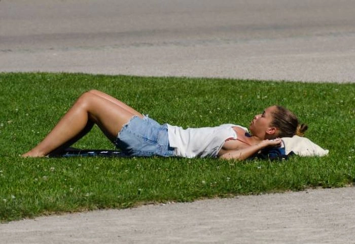 Гарні дівчата фотографуються на вулиці (42 фото) – фото 32
