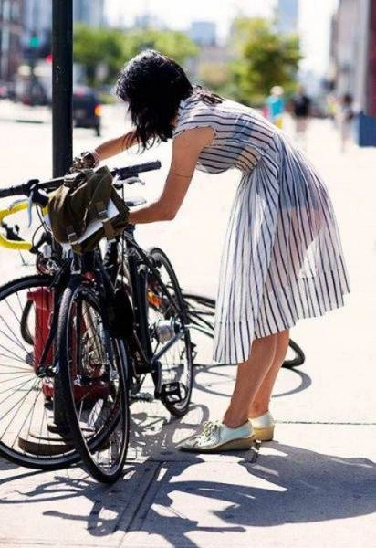 Гарні дівчата фотографуються на вулиці (42 фото) – фото 38