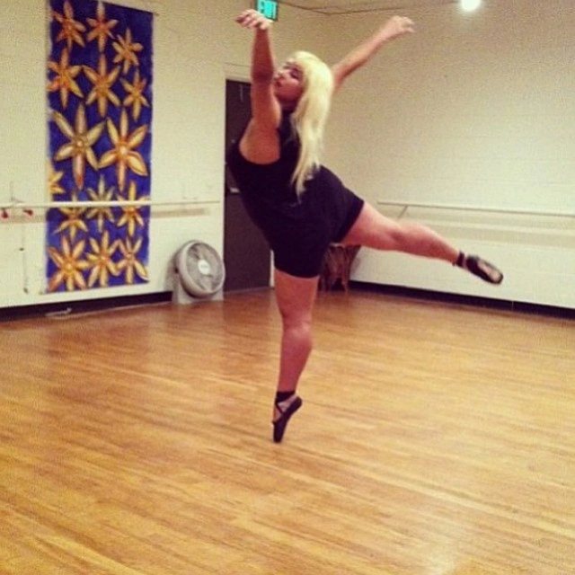 Фростіна Шейк - незвичайна балерина у бурлеск-шоу (14 фото) – фото 14