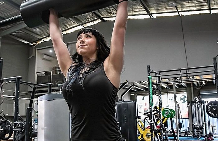 Дівчина перемогла анорексію за допомогою бодібілдингу (11 фото) – фото 8