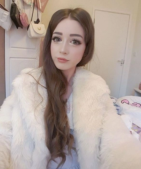 Британська студентка перетворилася на ляльку, але так і не знайшла хлопця (14 фото) – фото 2