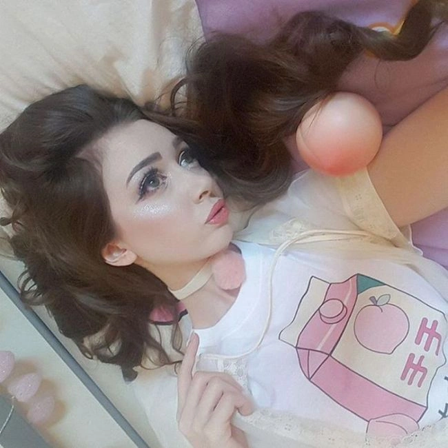 Британська студентка перетворилася на ляльку, але так і не знайшла хлопця (14 фото) – фото 3