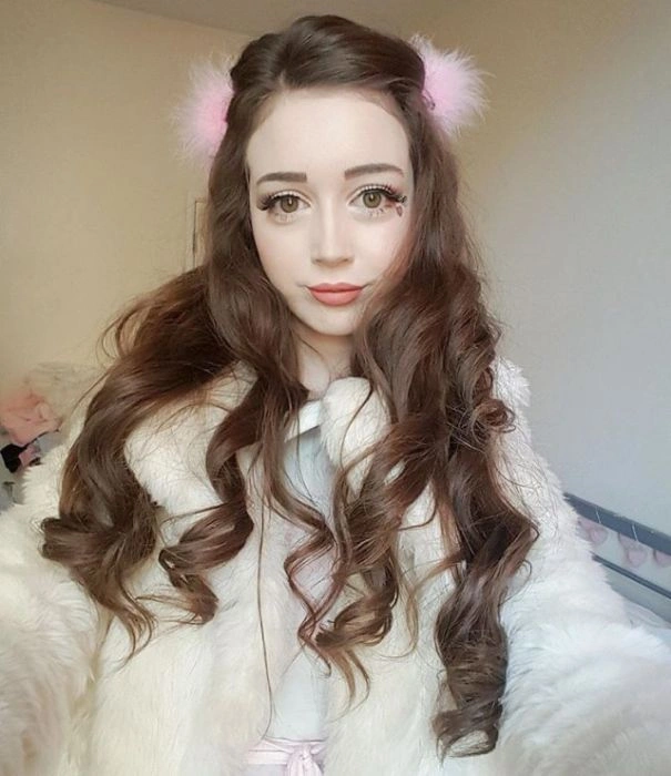 Британська студентка перетворилася на ляльку, але так і не знайшла хлопця (14 фото) – фото 5