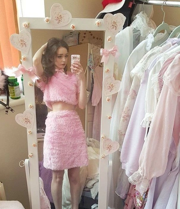 Британська студентка перетворилася на ляльку, але так і не знайшла хлопця (14 фото) – фото 6