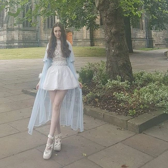 Британська студентка перетворилася на ляльку, але так і не знайшла хлопця (14 фото) – фото 7