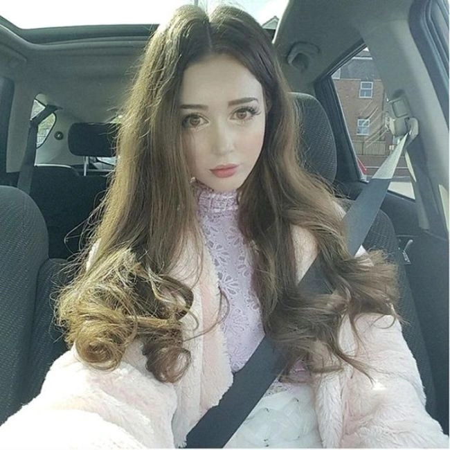 Британська студентка перетворилася на ляльку, але так і не знайшла хлопця (14 фото) – фото 13