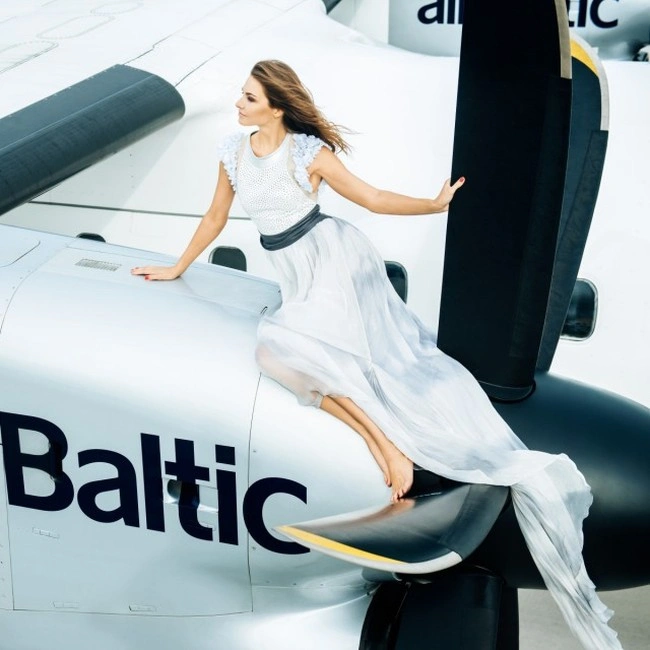 Латвійська авіакомпанія airBaltic представила календар на 2016 рік зі своїми стюардесами (12 фото) – фото 9