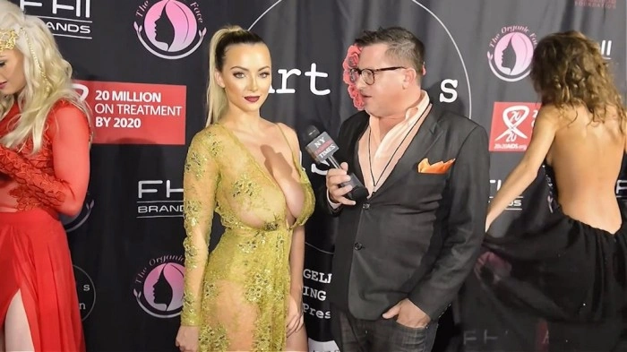 Модель Playboy Ліндсі Пелас у відвертій сукні на модному показі Art Hearts FW Red Carpet (7 фото) – фото 1
