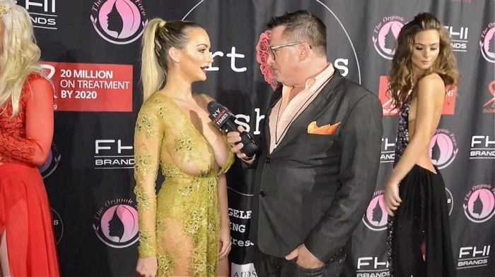 Модель Playboy Ліндсі Пелас у відвертій сукні на модному показі Art Hearts FW Red Carpet (7 фото) – фото 2