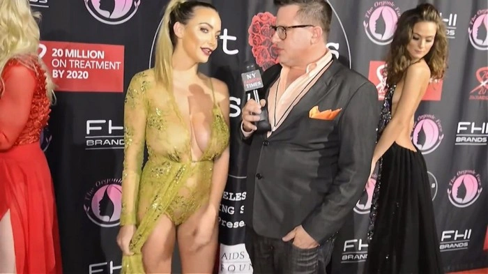 Модель Playboy Ліндсі Пелас у відвертій сукні на модному показі Art Hearts FW Red Carpet (7 фото) – фото 4