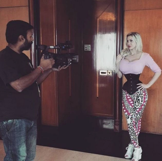 Шведка Пиксі Фокс видалила 6 ребер заради талії в 40 сантиметрів (9 фото + відео) – фото 3